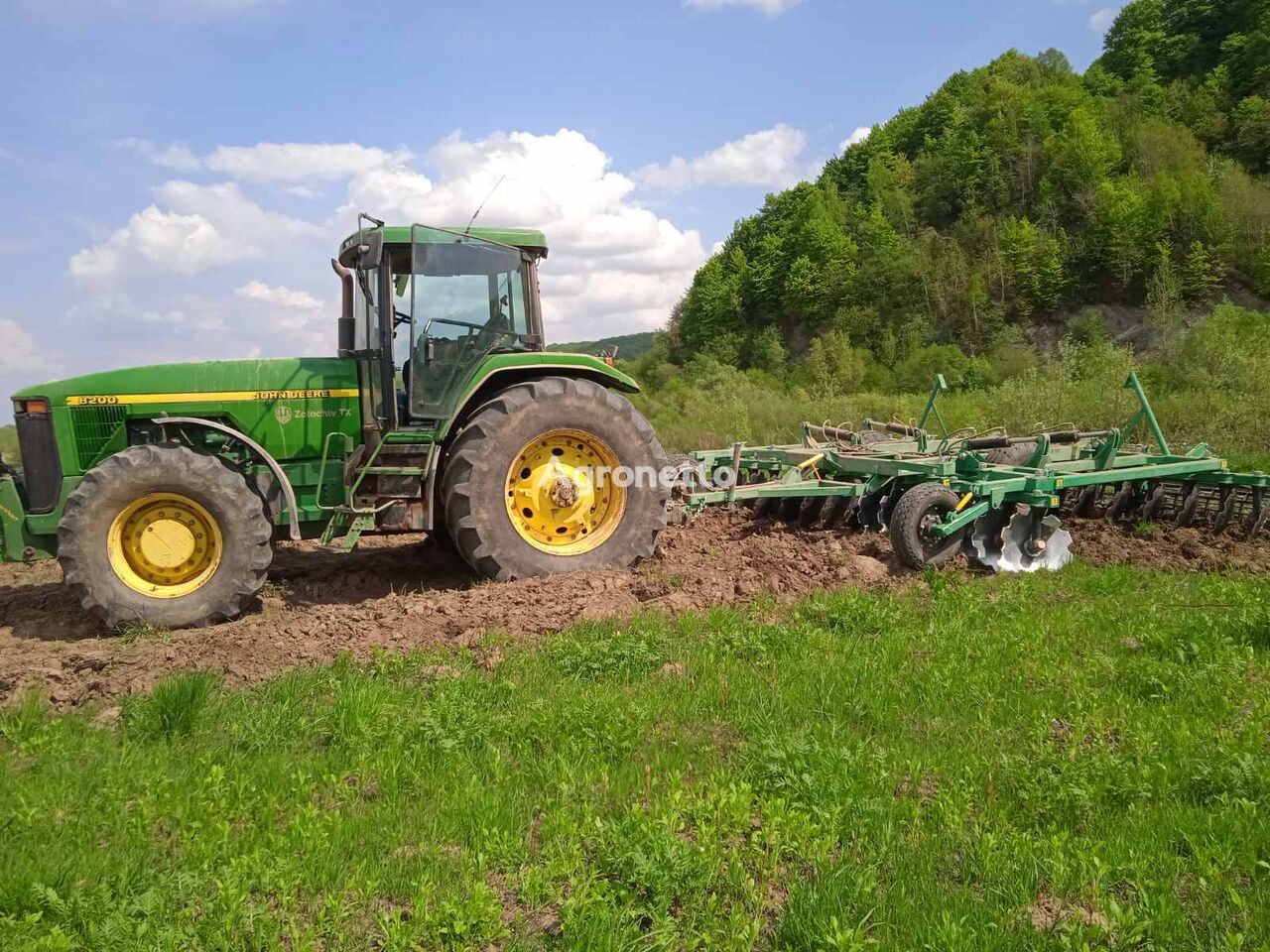 John Deere 8200+ diskova borona UDA-5,2-20 traktor točkaš